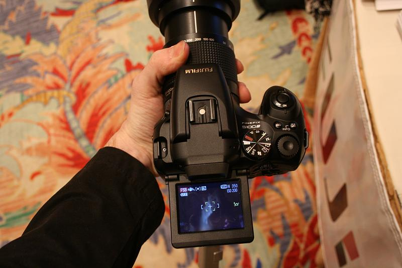 Illustration for article titled Hands On Fujifilm S100FS Faux DSLR: Why?